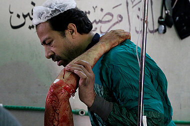 Pfleger im Krankenhaus mit Verletztem (Foto: Hosam Katan)