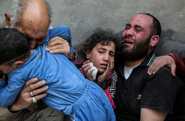 Entsetzte und trauernde Menschen (Foto: Hosam Katan)