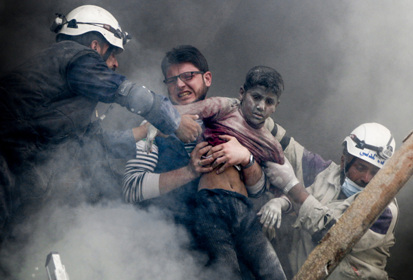 Rettung eines Jungen nach einem Bombenangriff (Foto: Hosam Katan)