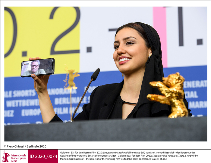 Goldener Bär für den Besten Film 2020: Sheytan vojud nadarad (There Is No Evil) von Mohammad Rasoulof – der Regisseur des Gewinnerfilms wurde via Smartphone zugeschaltet (Foto: © Piero Chiussi/Berlinale 2020)