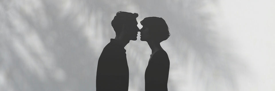 Zwei Menschen kurz bevor sie sich küssen (Bild erstellt mit Midyourney)